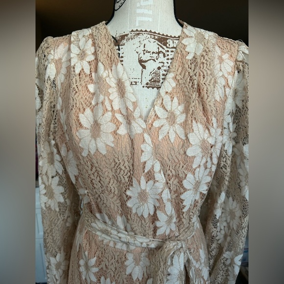 CUPSHE NWT Peach/Cream Floral Lace Faux Wrap size Large - Picture 2 of 11